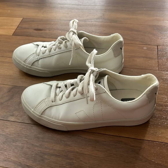 NWOT! Veja Esplar Women White Sneaker US Size 5! - Picture 2 of 5